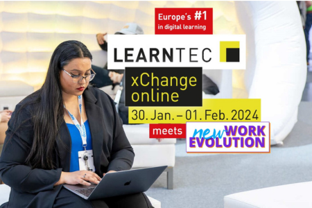 NWE xChange Eine Ausstellerin arbeitet an einem Laptop