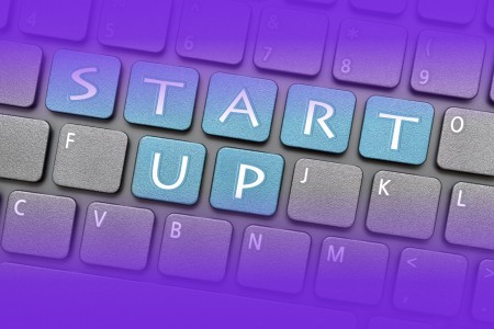 Computer-Tastatur mit dem Wort Start-up anstelle der normalen Tastenbelegung