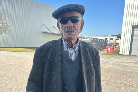 Das Bild zeigt Bedriyes Großvater mit Gehstock.