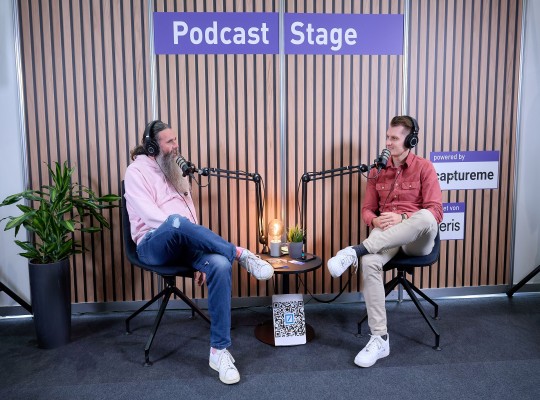 "Bankbart" Jürgen Schmitt beim Podcast.