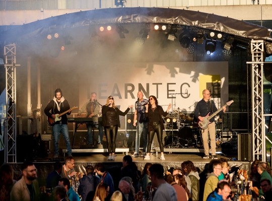 Party hard, network harder - beim After Work & Meet Event.