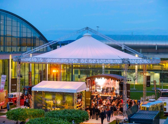 Feiern, tanzen, networken beim After Work & Meet im Atrium.