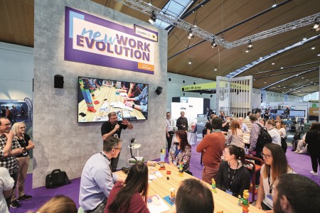 Vortrag an einem Messestand 